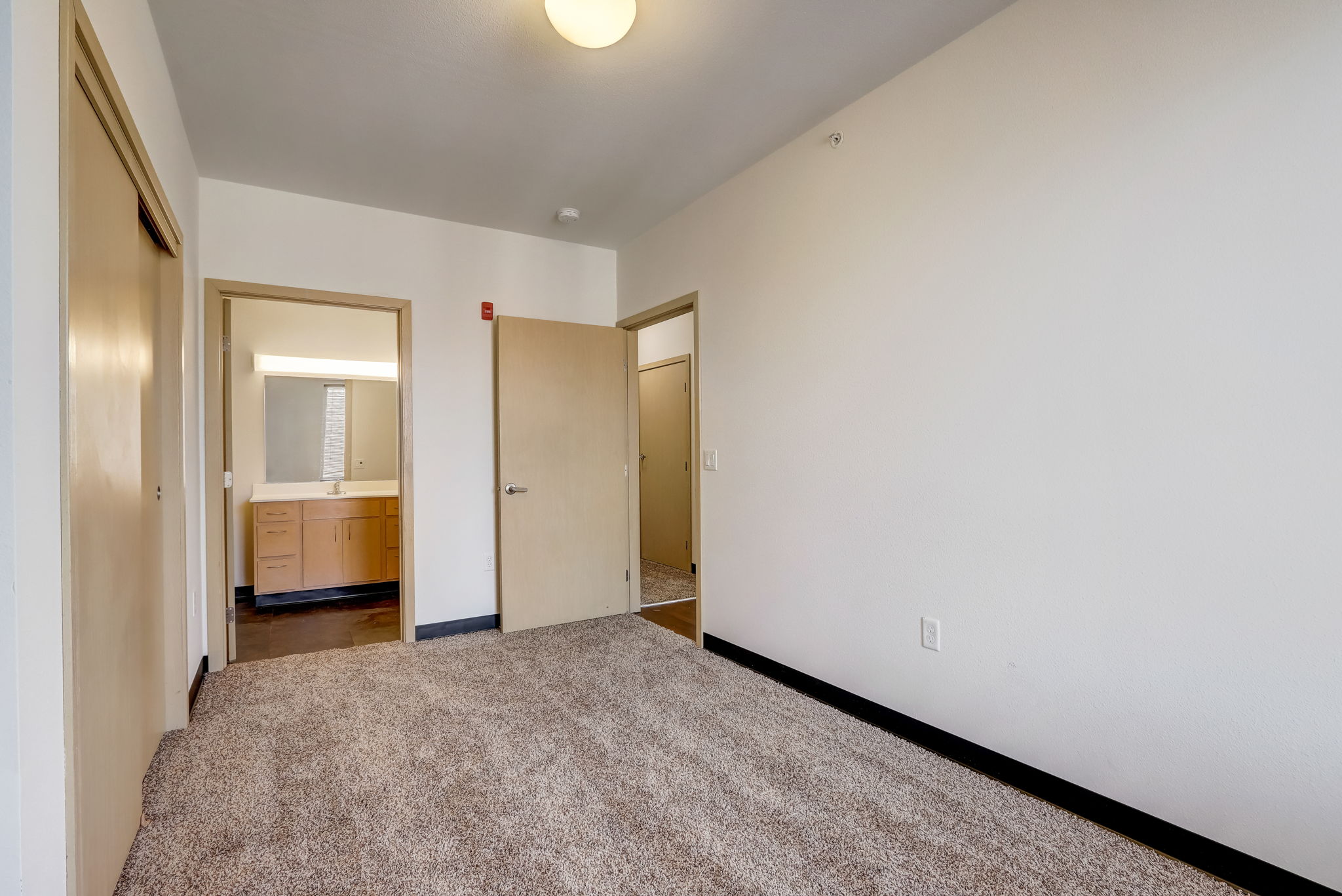 14814-web-or-mls-E Brown St 302-014.jpg